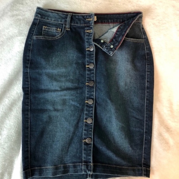 Cello Dresses & Skirts - Curvy-fit button up skirt 💋